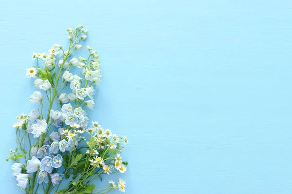 Lente Boeket Van Witte Blauwe Bloemen Blauwe Houten Achtergrond Bovenaanzicht — Stockfoto