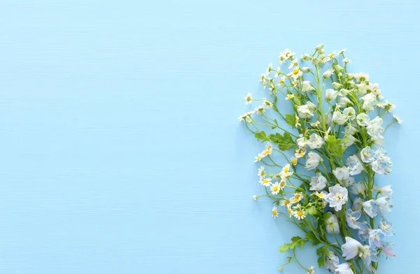 Весенний Букет Белых Голубых Цветов Голубом Деревянном Фоне Вид Сверху — стоковое фото