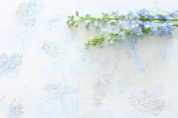 Bouquet Primavera Fiori Blu Sfondo Bianco Vintage Legno Vista Dall — Foto Stock