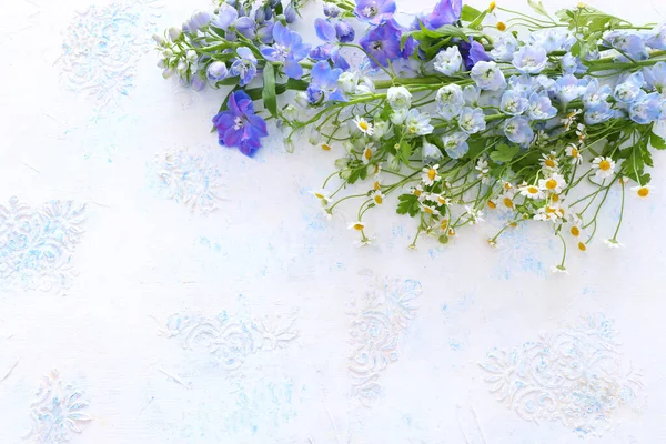 Buquê Primavera Flores Brancas Azuis Sobre Fundo Madeira Vintage Branco — Fotografia de Stock