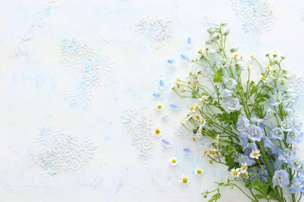 Bouquet Printemps Fleurs Blanches Bleues Sur Fond Blanc Vintage Bois — Photo