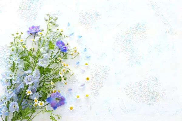 春天的花束 白色和蓝色的花覆盖在白色的复古木制背景 顶视图 — 图库照片