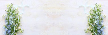 Beyaz, eski, ahşap arka planda beyaz ve mavi çiçeklerden oluşan bir buket. Üst görünüm, düz uzanma
