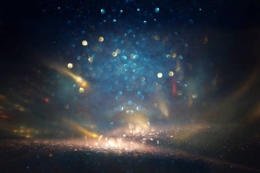 Soyut parıltılı ışıkların arkaplanı. Altın, mavi ve siyah. & Odaklan