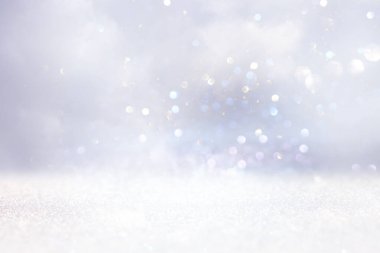 Parıldayan klasik ışıklar arka planında. Altın, gümüş ve beyaz. Odaklanmamış