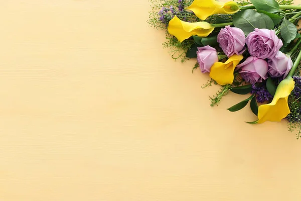 Летний Букет Розовых Роз Желтых Цветов Калла Лилия Деревянном Пастельном — стоковое фото
