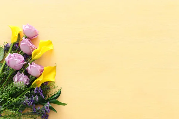 Летний Букет Розовых Роз Желтых Цветов Калла Лилия Деревянном Пастельном — стоковое фото