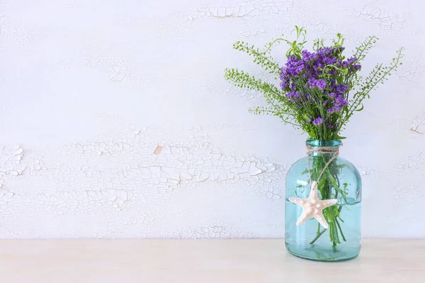 Summer Bouquet White Purple Field Flowers Nautical Vase Seashell Wooden — Stock Photo, Image