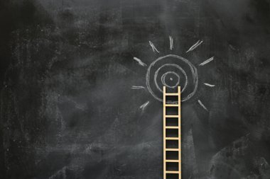 Tahta zemin üzerinde tahta merdiven ve güneş bilgi grafikleri