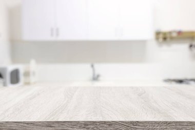 Boş masa tahtası ve odaklanmış modern mutfak arka planı. ürün gösterimi ve piknik konsepti