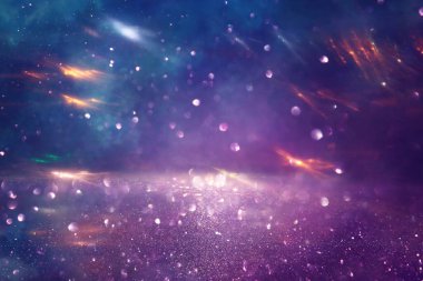 Soyut parıltılı ışıkların arkaplanı. Altın, mavi ve mor. & Odaklan