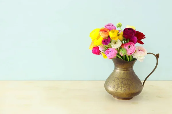 Bouquet Été Fleurs Colorées Buttercup Dans Vase Bronze Sur Table — Photo