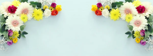 Bouquet Printemps Fleurs Gerbera Colorées Blanches Sur Fond Bois Pastel — Photo
