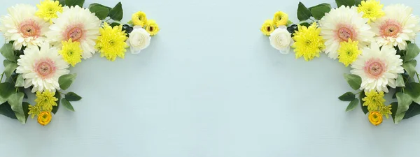 Lente Boeket Van Gele Witte Gerbera Bloemen Pastel Houten Achtergrond — Stockfoto
