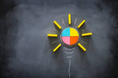 Eğitim konsepti imajı. Yaratıcı fikir ve yenilik. Tahta üzerinde ampul metaforu olarak tangram
