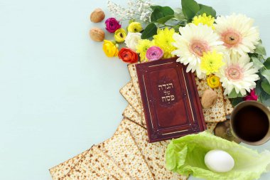 Pesah kutlama konsepti (Musevi Hamursuz Bayramı). İbranice yazılmış geleneksel kitap: Hamursuz Bayramı Haggadah (Fısıh Masalı))