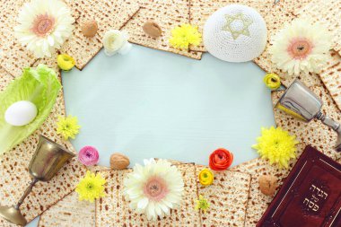 Pesah kutlama konsepti (Musevi Hamursuz Bayramı). İbranice yazılmış geleneksel kitap: Hamursuz Bayramı Haggadah (Fısıh Masalı))