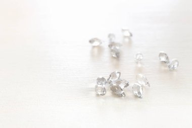 Güzel kristal damlalar beyaz ahşap zemin üzerine