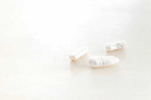 木制背景上的白色珍珠 — 图库照片