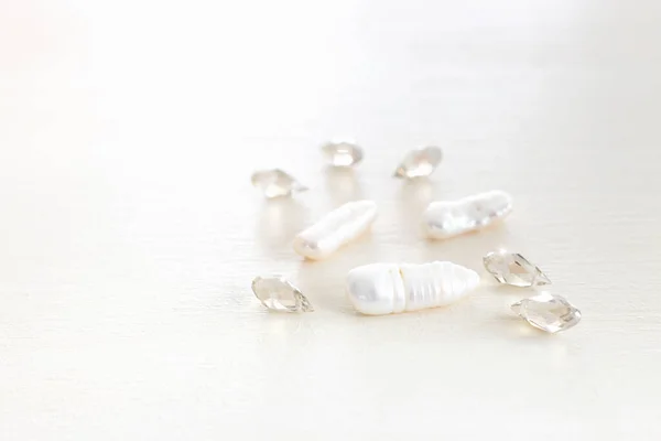 Perle Bianche Perle Cristallo Gocce Sullo Sfondo Legno — Foto Stock