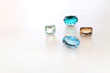 Beyaz ahşap arka planda güzel kristal berrak reçeller