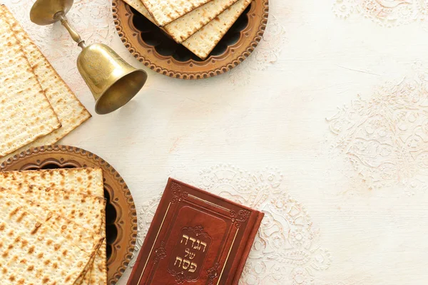ペシャのお祝いの概念 ユダヤ人過越の休日 ヘブライ語で書かれた伝統的な本 過越のハガダ 過越の物語 — ストック写真