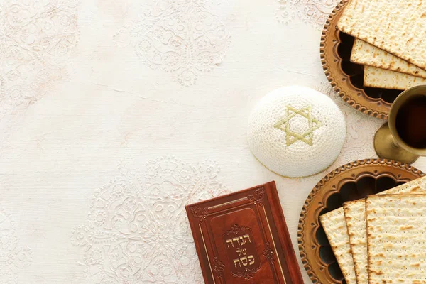 ペシャのお祝いの概念 ユダヤ人過越の休日 ヘブライ語で書かれた伝統的な本 過越のハガダ 過越の物語 — ストック写真