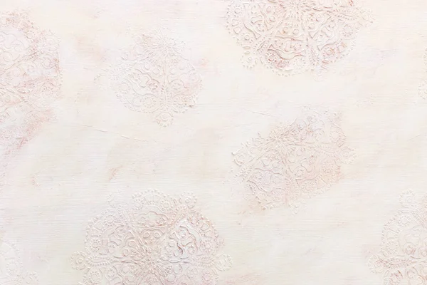 白色木制复古墙的背景与花卉浮雕细节 — 图库照片