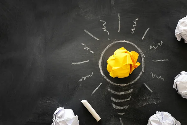 Bildungskonzept Kreative Idee Und Innovation Zerknülltes Papier Als Glühbirnen Metapher — Stockfoto