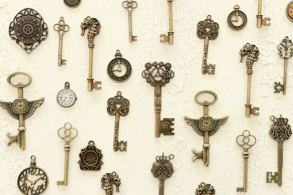 Εικόνα Από Παλιά Κλειδιά Αντίκες Και Ρολόγια Πάνω Από Ξύλινο — Φωτογραφία Αρχείου