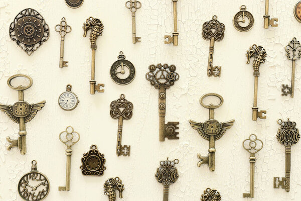 Изображение старинных старинных ключей и часов на деревянном фоне. Вид сверху, плоский
