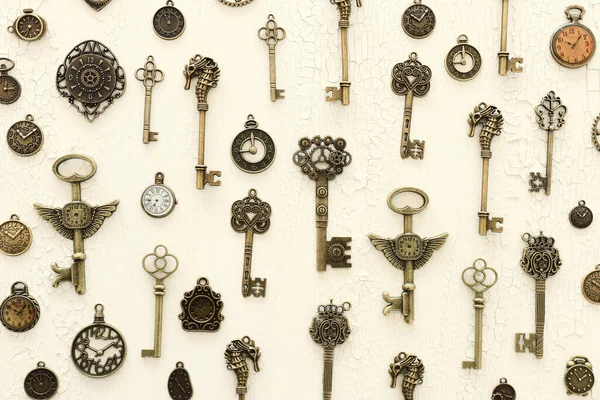 木制背景上的古老古董钥匙和时钟的图像 — 图库照片