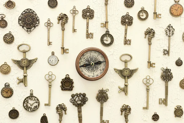 Obrázek Starých Starožitných Klíčů Kompas Dřevěném Pozadí Pohled Shora Byt — Stock fotografie