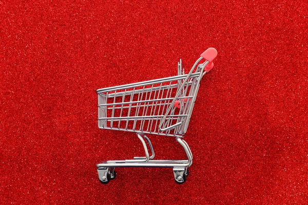 赤い輝きを背景にショッピングカートのイメージ — ストック写真