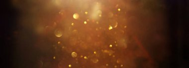 Soyut parıltılı ışıkların arkaplanı. Altın, mavi ve siyah. & Odaklan