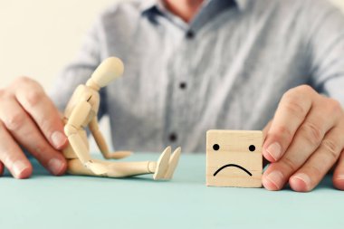 Endişeli düşünceleri olan tahta kuklanın konsept görüntüsü. Depresyon, obsesif kompulsif, adhd, anksiyete bozuklukları konsepti