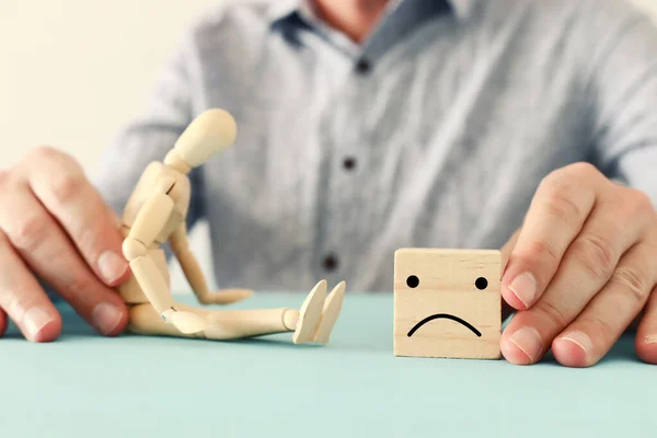 Imagem Conceito Manequim Madeira Com Pensamentos Estressados Preocupados Depressão Compulsivo — Fotografia de Stock