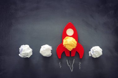 Eğitim ya da yenilik kavramı. Tahta zemin üzerinde tahta roket. en üstteki görünüm