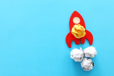 Eğitim ya da yenilik kavramı. Mavi zemin üzerinde tahta roket