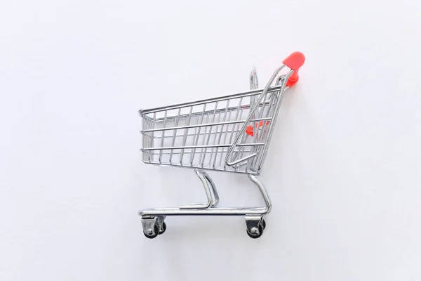 白い背景に隔絶されたショッピングカートのイメージ — ストック写真