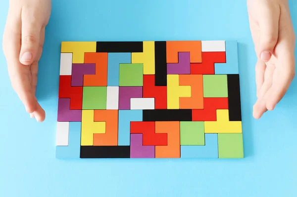 Vrouw Hand Het Plaatsen Van Een Tangram Puzzel Houten Tafel — Stockfoto