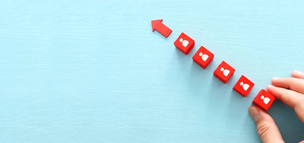 Imagen Negocio Cubos Rojos Madera Con Iconos Personas Sobre Mesa — Foto de Stock