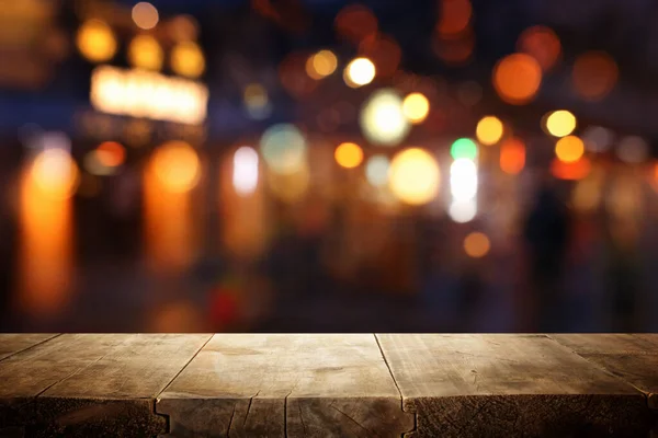 Φόντο Εικόνα Από Ξύλινο Τραπέζι Μπροστά Από Αφηρημένα Θολά Φώτα — Φωτογραφία Αρχείου