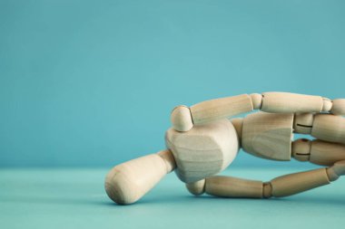 Endişeli düşünceleri olan tahta kuklanın konsept görüntüsü. Depresyon, obsesif kompulsif, adhd, anksiyete bozuklukları konsepti