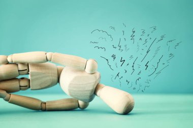 Endişeli düşünceleri olan tahta kuklanın konsept görüntüsü. Depresyon, obsesif kompulsif, adhd, anksiyete bozuklukları konsepti