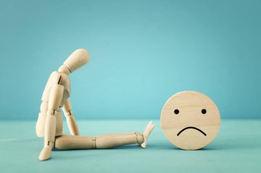 Endişeli düşünceleri olan tahta kuklanın konsept görüntüsü. Depresyon, obsesif kompulsif, adhd, anksiyete bozuklukları konsepti