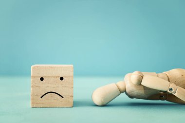 Endişeli düşünceleri olan tahta kuklanın konsept görüntüsü. Depresyon, obsesif kompulsif, adhd, anksiyete bozuklukları konsepti