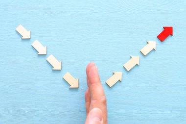 İş dünyası liderliği kavramı, bir grup takipçi konsepti olan kırmızı ok lideri, bir grup takipçi ile kırmızı ok lideri.