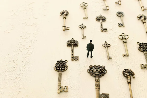 Сюрреалистический Образ Человека Смотрящего Многие Винтажные Ключи — стоковое фото