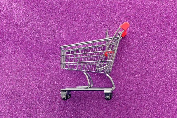 紫の輝きを背景にショッピングカートのイメージ — ストック写真